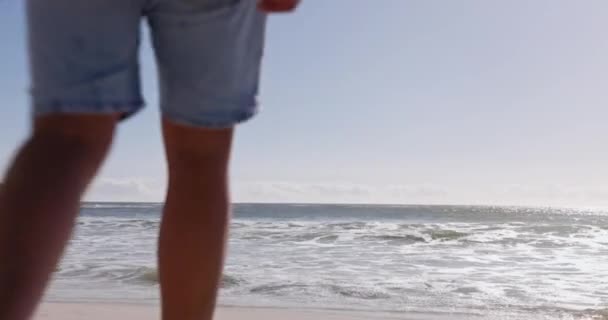 在海滩上散步 并与伴侣牵着手旅行 恋爱和放暑假 与男人和女人在约会时的快乐 关系和浪漫 — 图库视频影像