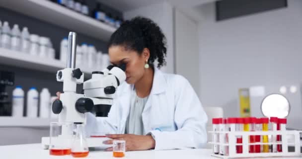 Científico Mujer Microscopio Con Análisis Experimento Científico Biotecnología Con Química — Vídeo de stock