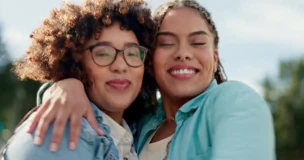 Amigos Hermanas Retrato Mujeres Negras Abrazándose Afuera Con Sonrisa Felicidad — Vídeo de stock