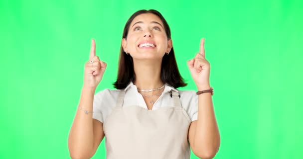 エプロンでモックアップスペースで指を指している間 緑の画面上の女性 笑顔と肖像画 女性モデルの広告のウエイトレスやバリスタのプロモーションやスタジオの背景に空気中の選択について幸せ — ストック動画