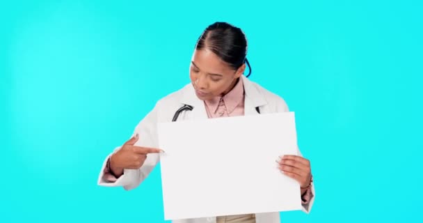 Médecin Femme Pointant Doigt Une Affiche Vierge Avec Espace Maquette — Video