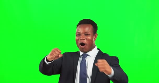 绿色的屏幕 尖叫的商人和欢呼的拳头 成功和激励的成功者 为庆祝职业操守 成就和奖金晋升而激动 快乐的黑人男性 — 图库视频影像
