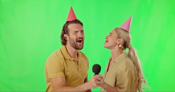 Tela Verde Festa Casal Cantando Karaoke Para Uma Celebração Aniversário — Vídeo de Stock