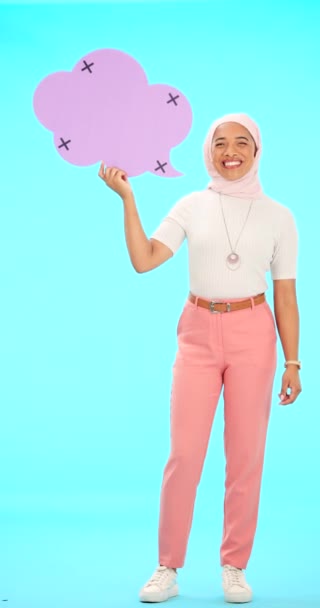 Speech Bubble Mockup Smile Muslim Woman Studio Social Media Communication — Stock Video
