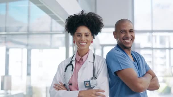 Doktor Sağlık Sektöründe Hastanede Hayat Sigortası Yaptırmak Için Kollarını Kavuşturmuş — Stok video