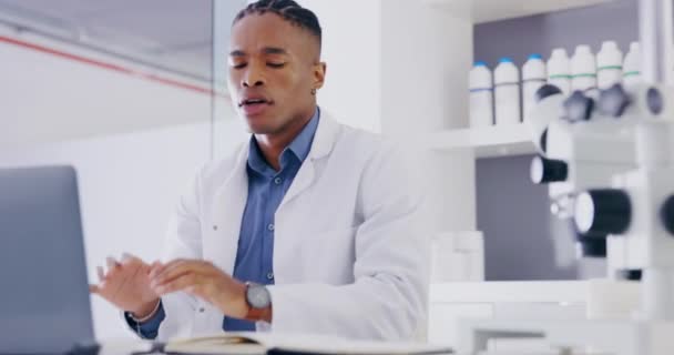 研究人员 科学和黑人 在实验室有头疼 创新和医疗问题 非裔美国男性雇员 科学家和患偏头痛 精疲力竭或疲倦的工人 — 图库视频影像