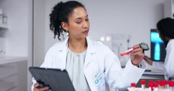 研究和一名女科学家 带着Dna样本进行分析 医疗保健和测试 阅读和一个女人的技术 以确认血液检测和样品在实验室的科学 — 图库视频影像