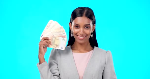 有肖像画或兴奋的印度女人 带着金钱成功的蓝色背景 在工作室里带着微笑 有钱或快乐的女孩 有现金利润 彩票头彩或欧元 可得奖金 — 图库视频影像