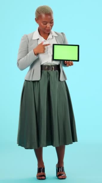 黑人女性 工作室和平板绿色屏幕肖像广告模拟空间或网站 快乐的人手里拿着移动设备 谈论着蓝色背景的应用程序 Ux或品牌和标识设计 — 图库视频影像