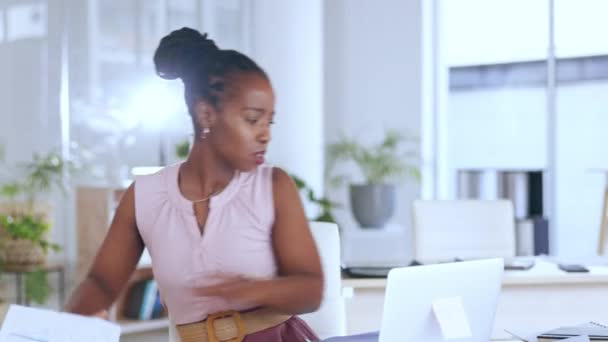 黒人女性 フラストレーションや事務所の机で書類やファイルを探しています 職場でのビジネス混乱 または組織化されていないアフリカ系アメリカ人女性に対する怒り ストレス — ストック動画