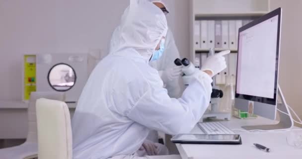 Медична Дослідницька Кочова Наукова Команда Проводить Аналіз Зразка Використанням Мікроскопа — стокове відео