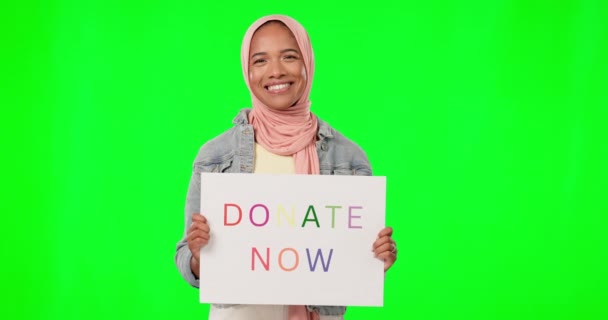 Islamska Kobieta Plakat Darowizna Przez Zielony Ekran Studio Lub Szczęście — Wideo stockowe