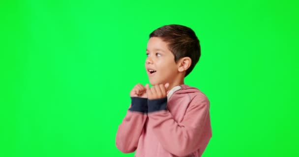哇和男孩与绿色屏幕 惊喜和幸福在工作室的背景 年轻人 孩子和男孩 带着震惊 动人的脸 带着空间的欢乐 兴奋和面部的表情 — 图库视频影像