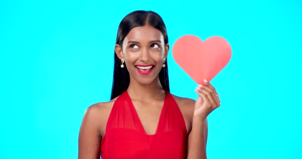 Berpikir Bahagia Atau Wanita Dengan Tanda Kertas Jantung Untuk Valentines — Stok Video