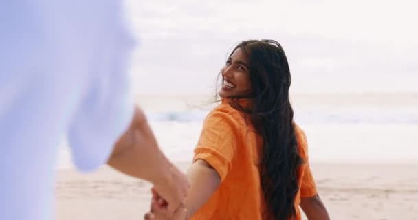 散步的夫妇 和跟随手在户外快乐的同时 一起度假或度假 男人和女人牵着手在海上约会 在海上探险中欢笑和自由 — 图库视频影像