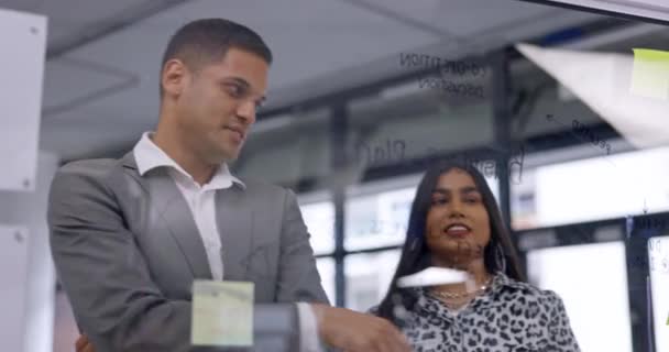 Femme Affaires Homme Pointage Par Panneau Verre Pour Analyse Dans — Video
