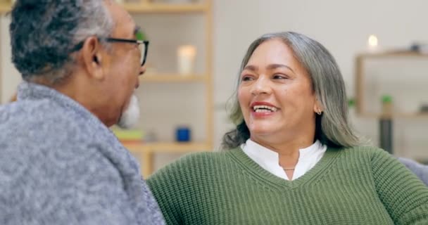 Senioren Glückliches Paar Gespräch Und Sofa Hause Mit Glück Liebe — Stockvideo