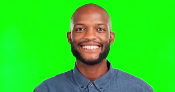 Счастливый Улыбчивый Лицо Чернокожего Человека Студии Зеленым Экраном Естественного Уверенного — стоковое видео