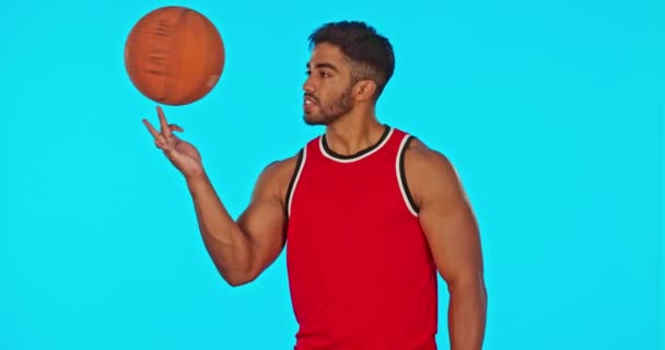 Баскетбол Людина Великі Пальці Досягають Успіху Спорті Ізольовані Студії Синьому — стокове відео