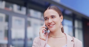 Telefon görüşmesi, açık hava ve mutlu kadın ağları, sohbet ya da iş bağlantılarına danışma. Tartışma, akıllı telefon ve şehir insanı, temsilci ya da kadın konuşması, konuşma ya da konuşma.