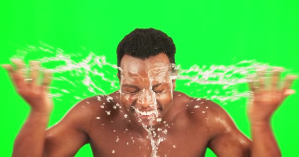 Чорний Чоловік Сплеск Води Зелений Екран Особи Посмішкою Дерматологією Самодопомоги — стокове відео