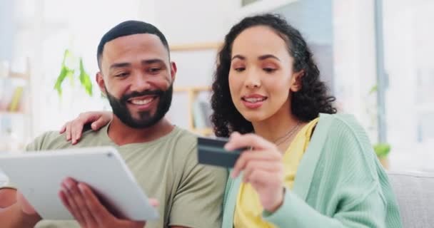 Rire Factures Couple Avec Une Tablette Une Carte Crédit Pour — Video