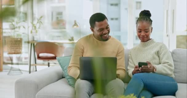 Fekete Pár Otthoni Laptop Online Pénzügyi Ellenőrzés Fiatalok Terveznek Megtakarítás — Stock videók