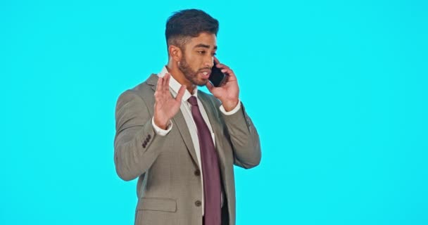 Telefonhívás Beszélgetés Üzletember Stúdióban Elszigetelve Egy Kék Háttérképpel Mobiltelefon Beszélgetés — Stock videók