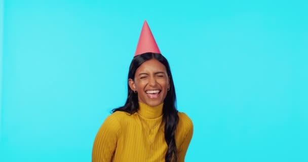 Party Narozeniny Žena Oslavu Pocit Štěstí Vzrušení Izolované Modrém Studiu — Stock video