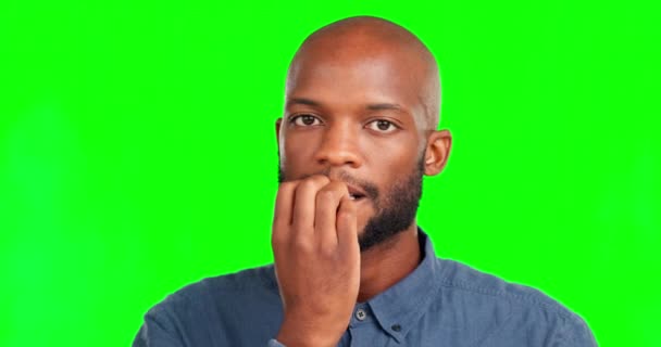 Angst Bijtnagels Zwarte Man Groen Scherm Voor Bezorgde Bange Stressuitdrukking — Stockvideo