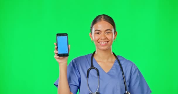 绿色屏幕 手机和医生与大拇指向上 指向和推广网站或诊所移动应用 模拟空间和智能手机上的妇女护士促进健康 医疗服务和远程保健 — 图库视频影像