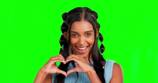 Mujer Feliz Las Manos Del Corazón Cara Guiño Pantalla Verde — Vídeos de Stock