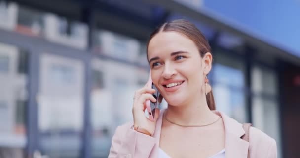 Telefonische Oproep Communicatie Outdoor Gelukkige Vrouw Netwerken Chatten Overleg Met — Stockvideo