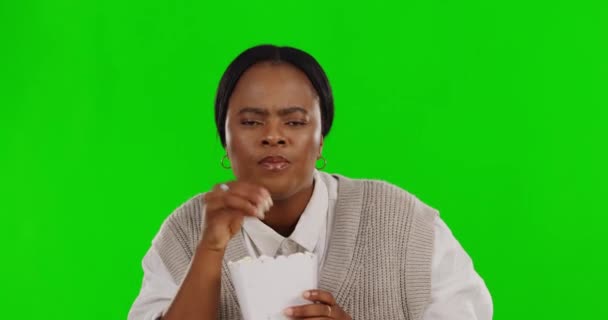 爆米花和电影与黑人妇女在绿色屏幕上观看电视 电影和流媒体 订阅和电影制作中 有女性背景的有趣的食物和戏剧 — 图库视频影像