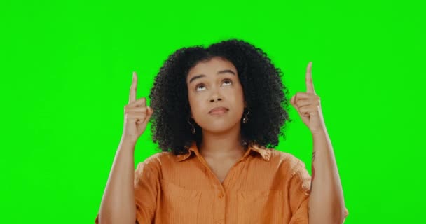 Cara Pantalla Verde Encogimiento Hombros Mujer Apuntando Hacia Arriba Maqueta — Vídeo de stock