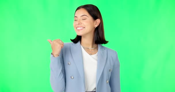 Cara Empregado Mulher Apontando Tela Verde Felicidade Contra Fundo Estúdio — Vídeo de Stock