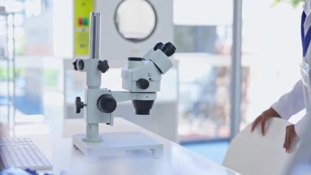 Wetenschap Microscoop Indiase Vrouw Laboratorium Voor Onderzoek Dna Test Medische — Stockvideo