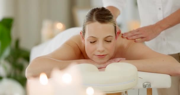 Spa Relaxe Mulher Massagem Corporal Mãos Massagistas Para Ajuda Bem — Vídeo de Stock