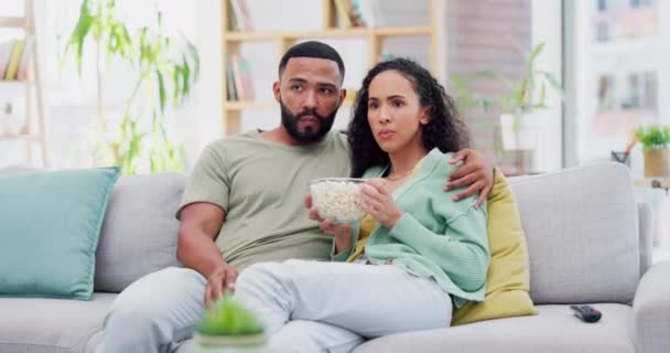 Paar Bank Popcorn Televisie Met Horrorfilm Romantisch Afspraakje Samen Woonkamer — Stockvideo