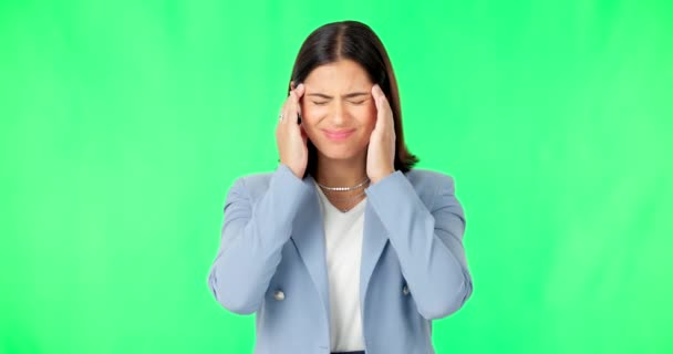 商业女性 绿色屏幕上的头疼和疼痛 工作室和头晕的压力 心理健康和大脑的迷雾 沮丧的女工 偏头痛 精疲力尽焦虑 问题和疲乏 — 图库视频影像