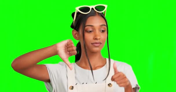 Stüdyoda Arka Planda Izole Edilmiş Yeşil Ekrandaki Kadının Başparmakları Yukarı — Stok video