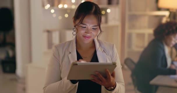 オフィス 夜とデジタルタブレットビジネス女性によるプロジェクトのための インスピレーションとコワーキングスペースでの期限 アイデアや創造的なビジョンのためのオンライン企業やアジアの女性従業員 — ストック動画