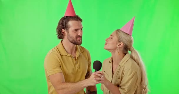 Tela Verde Aniversário Amigos Cantando Karaoke Para Uma Celebração Isolada — Vídeo de Stock