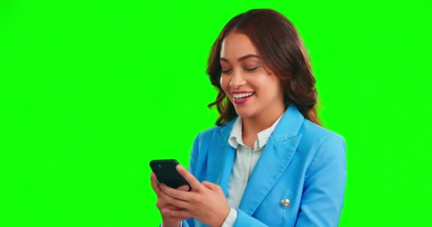Зелений Екран Телефон Жінка Сміються Ізольовані Студійному Фоні Смішних Мемів — стокове відео