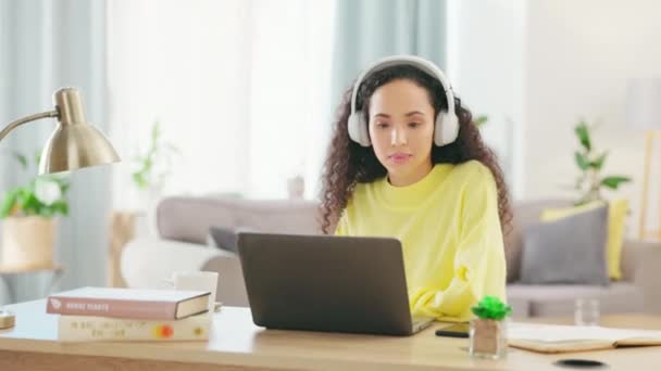 Kobieta Muzyka Zdalnej Pracy Salon Domu Uczennicą Słuchającą Słuchawki Biurko — Wideo stockowe