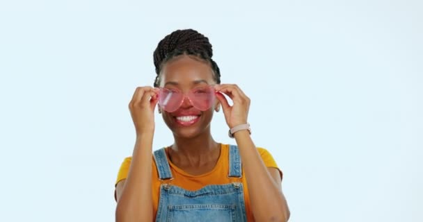 Cara Mujer Feliz Negra Soplando Beso Con Gafas Sol Aisladas — Vídeo de stock