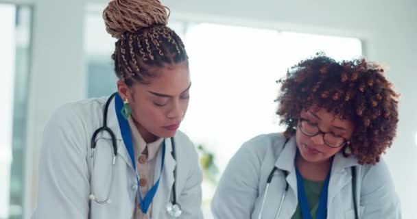 병원에서 테스트 결과나 계획을 분석하는 의료진 전문가 종사자들 클리닉에서 의학적 — 비디오