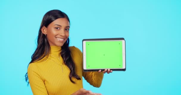 快乐的女人 平板电脑 绿色屏幕上的模型 与蓝色工作室背景的跟踪标记 展示用于产品放置 广告或营销的触摸屏显示的女性画像 — 图库视频影像