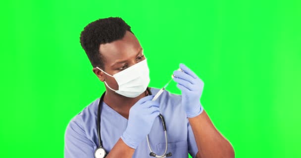 Strzykawka Szczepionka Żuraw Czarnym Mężczyzną Zielonym Ekranie Dla Ochrony Zdrowia — Wideo stockowe