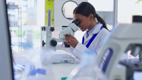 Investigación Médica Microscopio Mujer Científica Sonríen Para Datos Adn Trabajo — Vídeo de stock